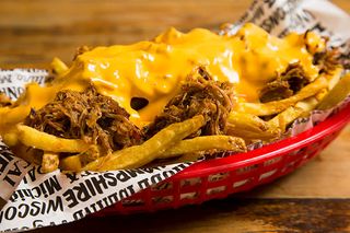 Patatas Fritas Pulled Pork con Cheddar