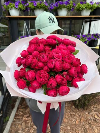 15 червоних кущових троянд