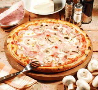 Pizza Prosciutto e Funghi
