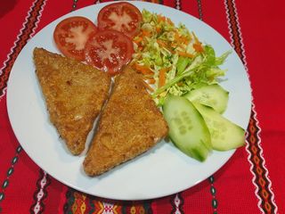 Кашкавал пане с гарнитура салата (400г)