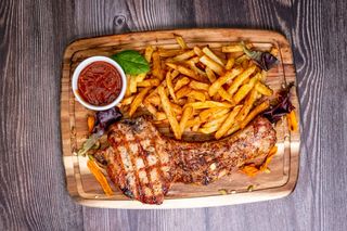 Cotlet de porc "ZENEEA MAGNUM"  cu cartofi inabusiti in usturoi