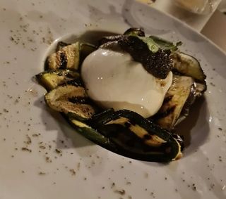 Burratina ripiena di crema al tartufo e verdure grigliate