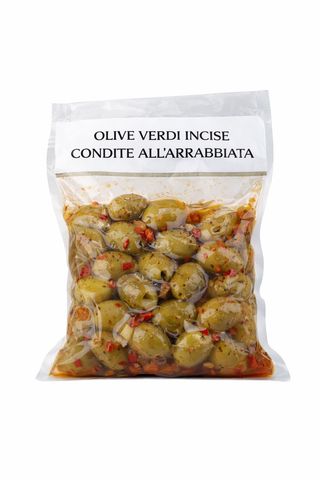 Olive verdi incise condite all'arrabbiata