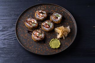 Теплый ролл с лососем и угрем 