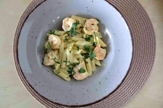 პენეს პასტა კრევეტებით და ნაღების ლიმონის სოუსით