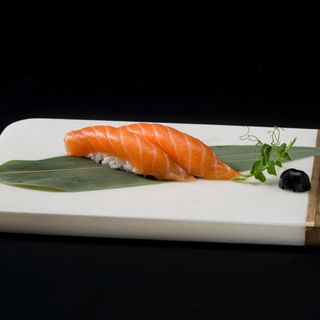 126. Nigiri salmone - 2 pezzi