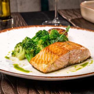 File de somon cu broccoli tras la tigaie cu unt si usturoi