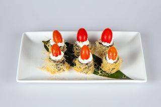 258.Tomato roll fritto in pasta kataifi, salmone cotto, pomodoro, Philadephia