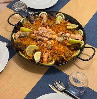Paella De Poisson Et Fruits De Mer