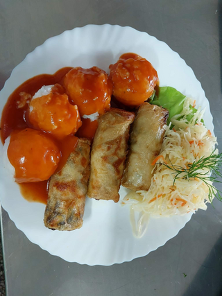 Sajgonki z ryżem sosem  surówka z białej i dip  3 szt