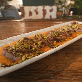 Tataki de atún rojo y vinagreta de pistachos