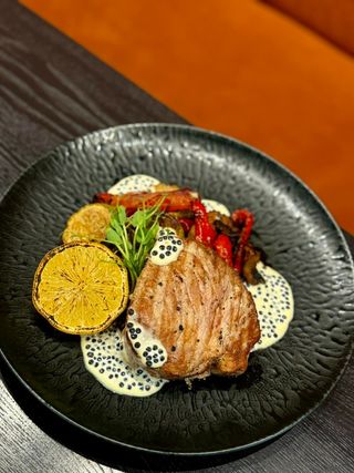 Стейк з тунця з вершково-ікорним соусом та овочами гриль