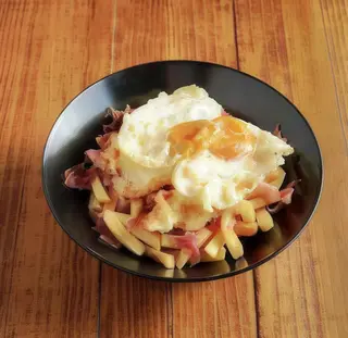 Huevos rotos con jamón