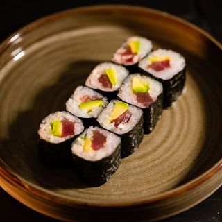 Maki De Atún Y Aguacate (8 Uds.)