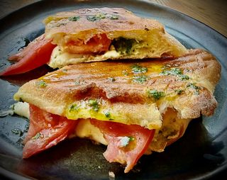 КУБИНСКИ САНДВИЧ Капрезе