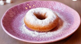 Пончик з цукровою пудрою 