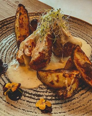 Pollo Alexander cu sos gorgonzola și cartofi copți 