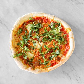 Pizza De Verduras Frescas Y Queso Rulo De Cabra