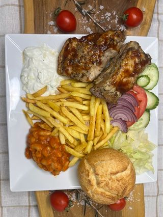Свински ребърца с BBQ сос и гарнитура (400г)