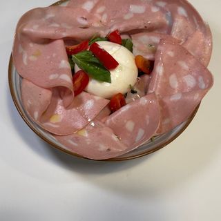 Burrata y mortadella