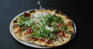 Pizza sa rukolom i pršutom