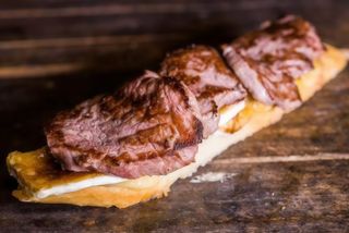 Solomillo de vaca con cebolla caramelizada y brie