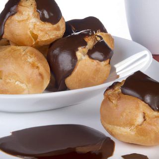 Profiteroles Con Chocolate Caliente