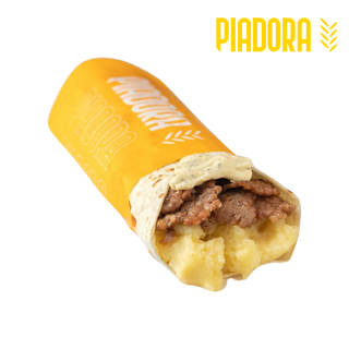 Salsiccia alla piastra, patate bollite e salsa tartara