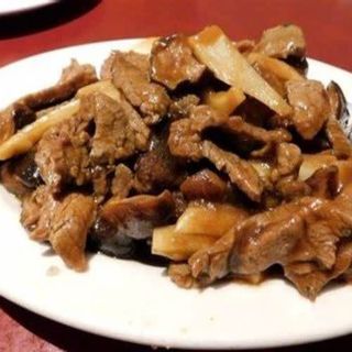 50. Ternera con Bambú y Setas Chinas
