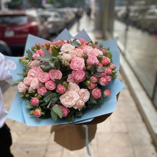 ვარდისფერი სპრეი ვარდები