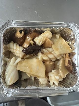 Calamari con funghi e bambù 双东鱿鱼