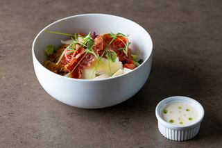 Salată Caesar cu piept de pui, bacon și ou poșat 