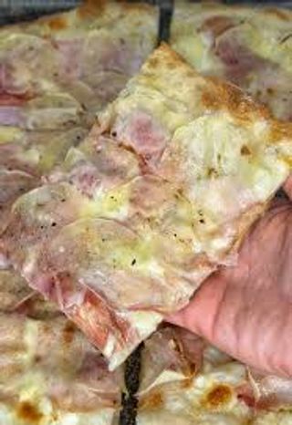 Prosciutto cotto,  mais e fuori mozzarella fior di latte in teglia