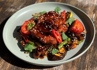 Свинячий ошийок під соусом Теріякі та овочами  (520г)