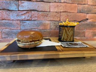 Chicken Burger + pomfrit + piće