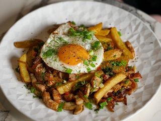 Канадський сніданок Poutine