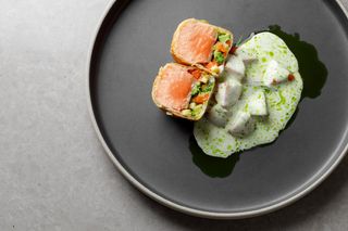 Somon copt în aluat cu legume