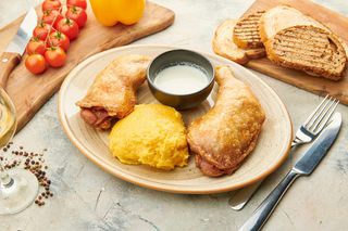 Pulpa de pui cu mamaliguta si usturoi