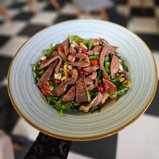 Salată Panzanella cu antricot de vită