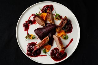 Piept de rață cu pară fiartă în vin şi sos de vişine