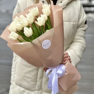 Букет із 15 білих тюльпанів