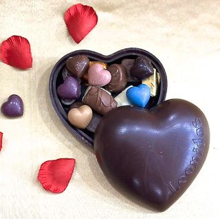 Corazón De Chocolate Con Bombones Surtidos 250 Gr