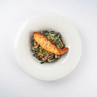 Tagliatelle nero z łososiem z pieca