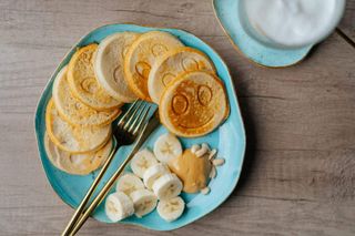 Proteinowe pancakes z masłem orzechowym i bananem