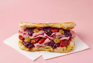 Pinsa piegata: Cotto, marmellata di cipolla, pomodori secchi e senape