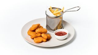 Куриные наггетсы и картофель фри