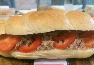 Panino con tonno e pomodoro
