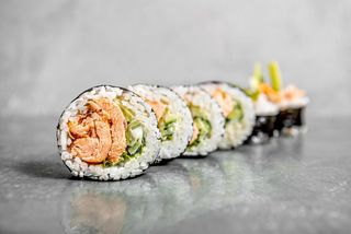 Futomaki grilowany łosoś z mango 6 szt.