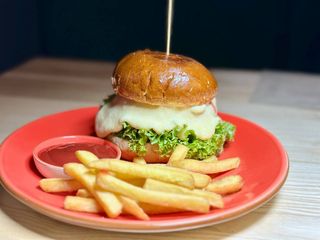 Бургер курячий з сирним соусом