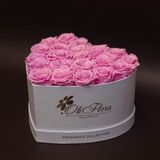 17 trandafiri criogenați roz în inimă albă